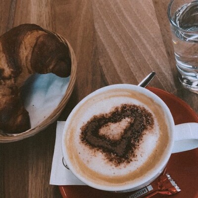 Morgens im Cafe frühstücken
